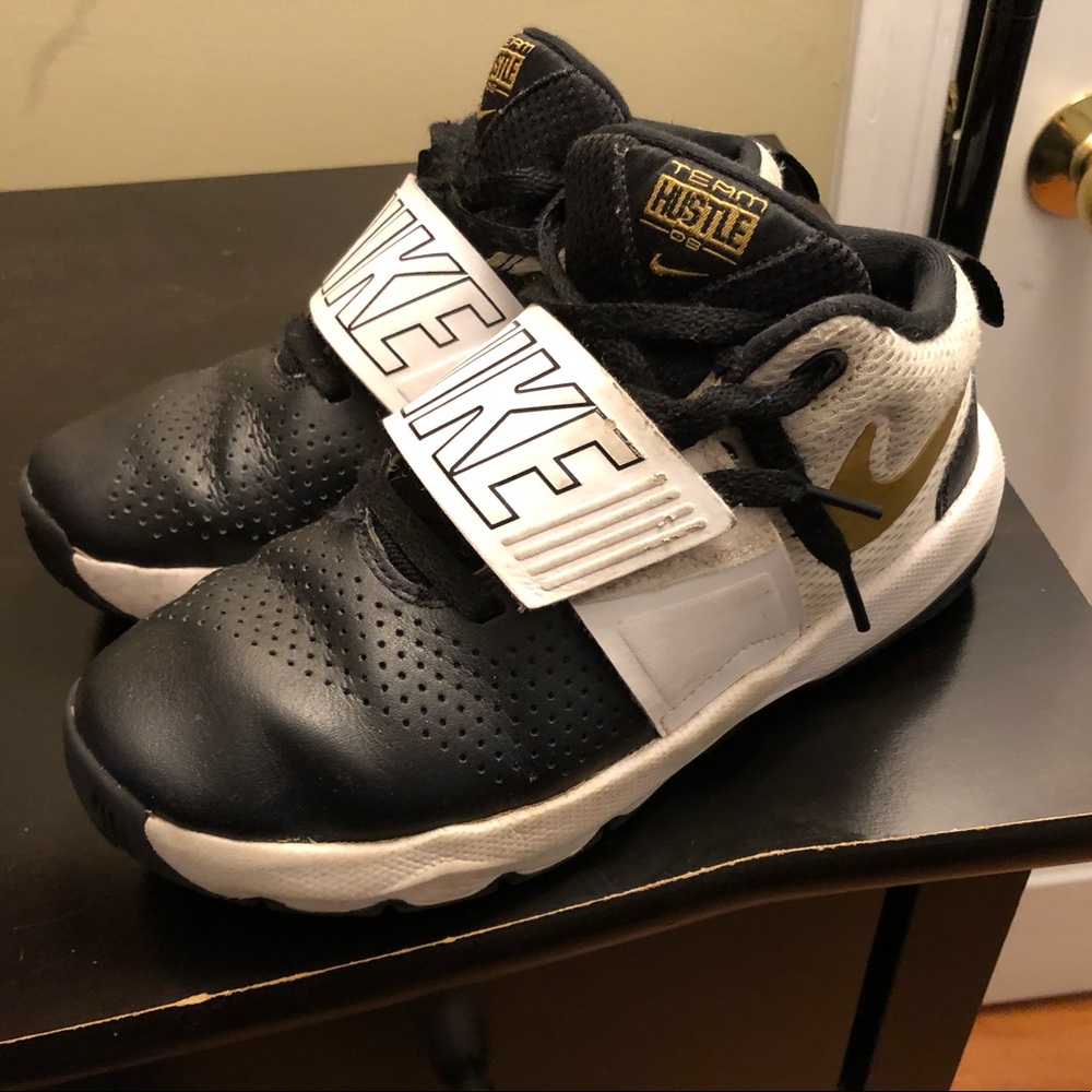 Nike Basketball Shoes Team Hustle size 4